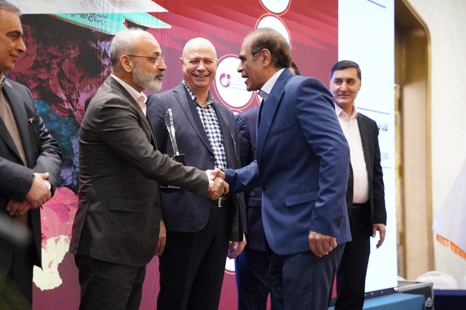 دریافت لوح تقدیر شرکت برگزیده در خدمات اکتشافی در سومین سمینار اکتشاف و ماده معدنی استیل پرایس